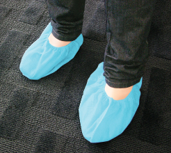 Shoe Covers REGULAR * Standard, Pk/50 Pair * Manufactured of spunbonded
polypropylene * Sewn seams, not glued * Elastic opening provides a snug comfortable fit * Non-conductive shoe covers offer improved floor traction * Latex free * Shipping Carton Size: 14