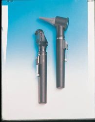 Diagnostics 2.5v halogen light source for true tissue color and long lasting lamp performance * Pocket clip with integral on/off slide switch for ambidextrous use * Lifetime Quality Performance Guarantee on optics * pocket otoscope features: * Fiberoptics for cool, obstruction free light transmission * Wide angle, removable 2.5x viewing lens permits instrumentation * Sealed system with included insufflator fitting for pneumatic otoscopy * Otoscope head made from polymid - an impact resistant space age thermoplastic * Welch Allyn disposable polypropylene ear specula in 2.5mm and 4.0mm sizes are convenient, safe, and economical 